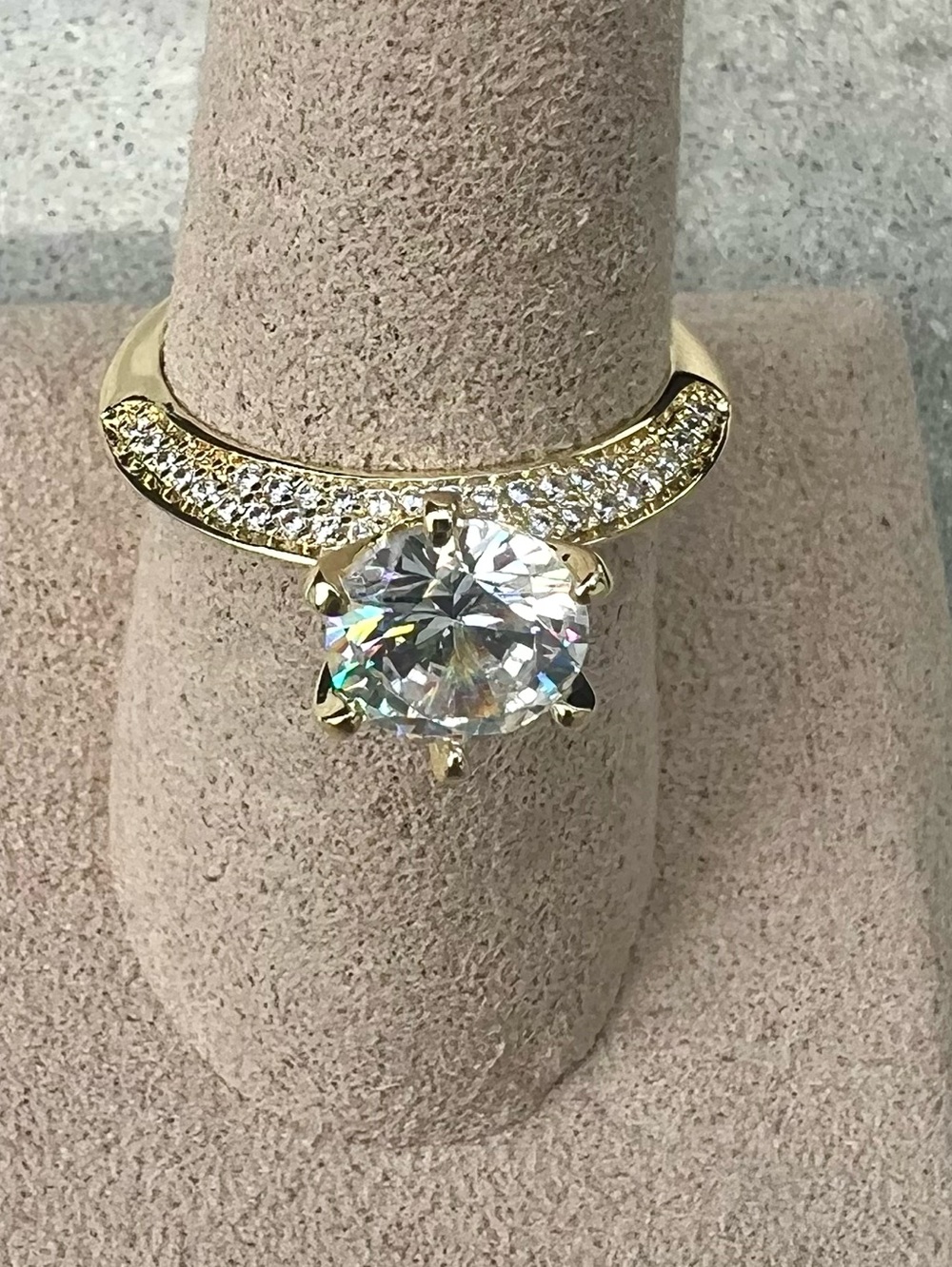 NEW! 18k gold plated
Classic Round Cut Solitaire Ring with Clear Crystals 8